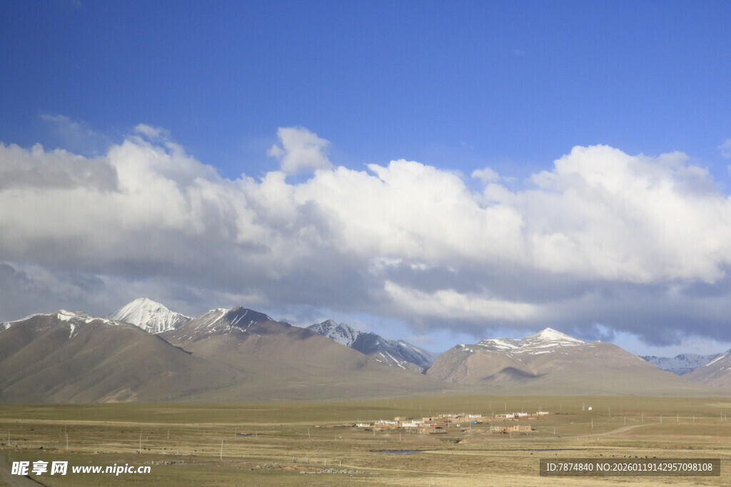蓝天白云下的壮美山脉