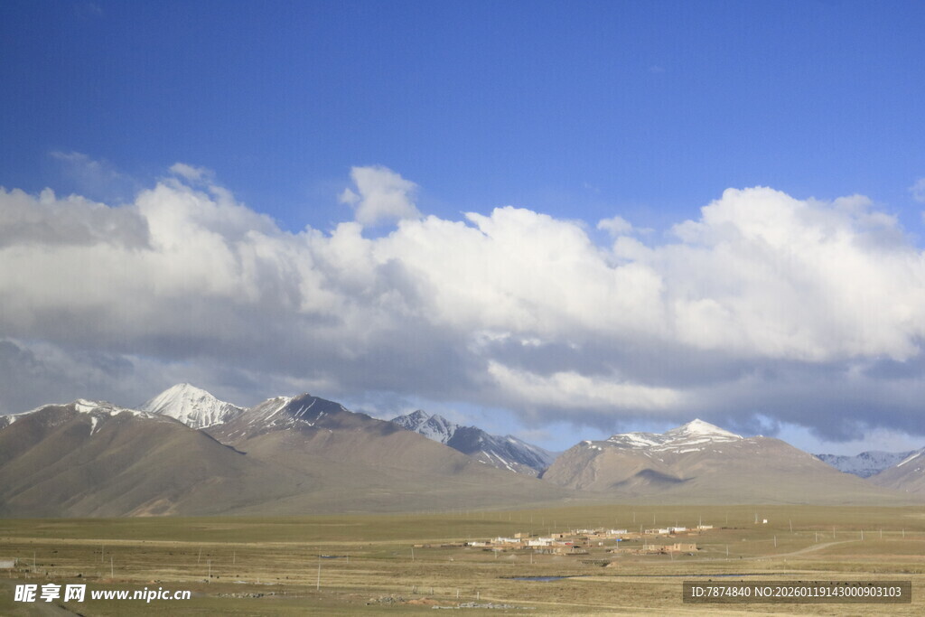 蓝天白云下的壮丽山脉