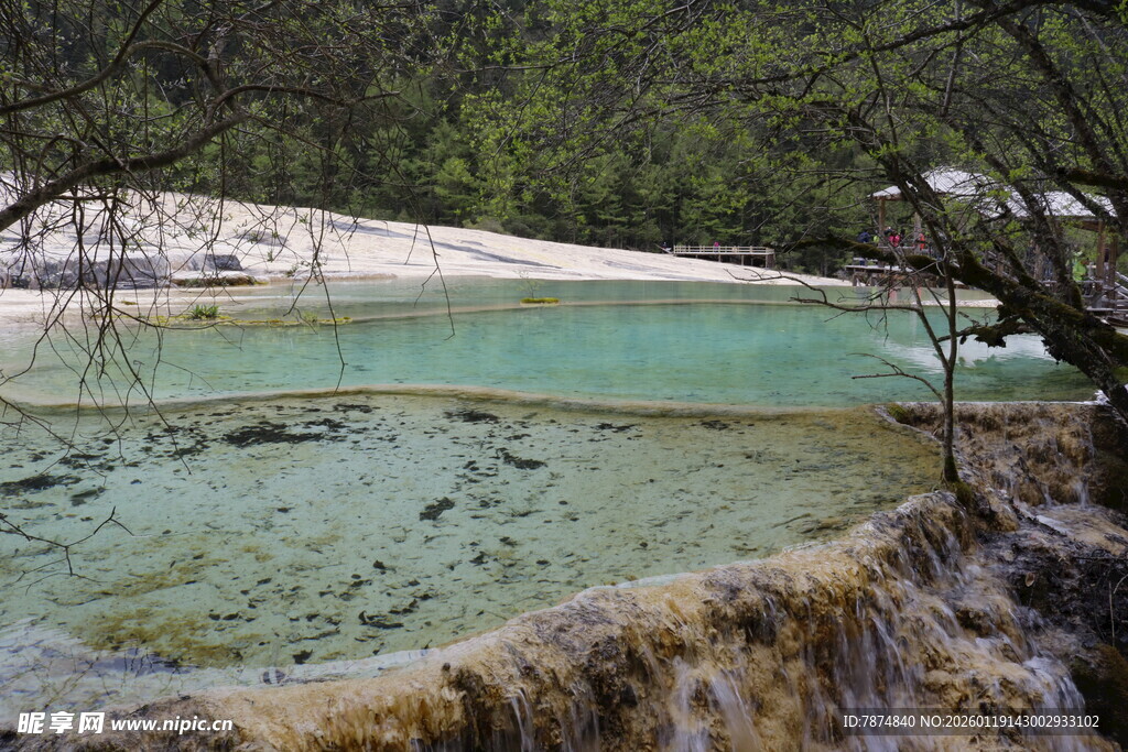 山间清澈碧绿的美丽潭水
