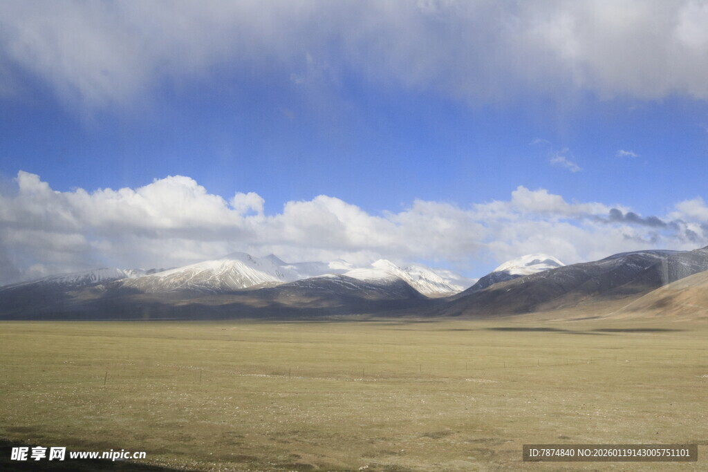 广袤草原与远处山峦