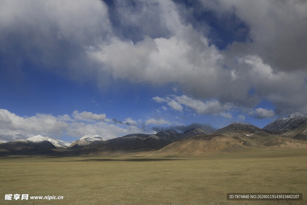 草原蓝天远山壮美风光