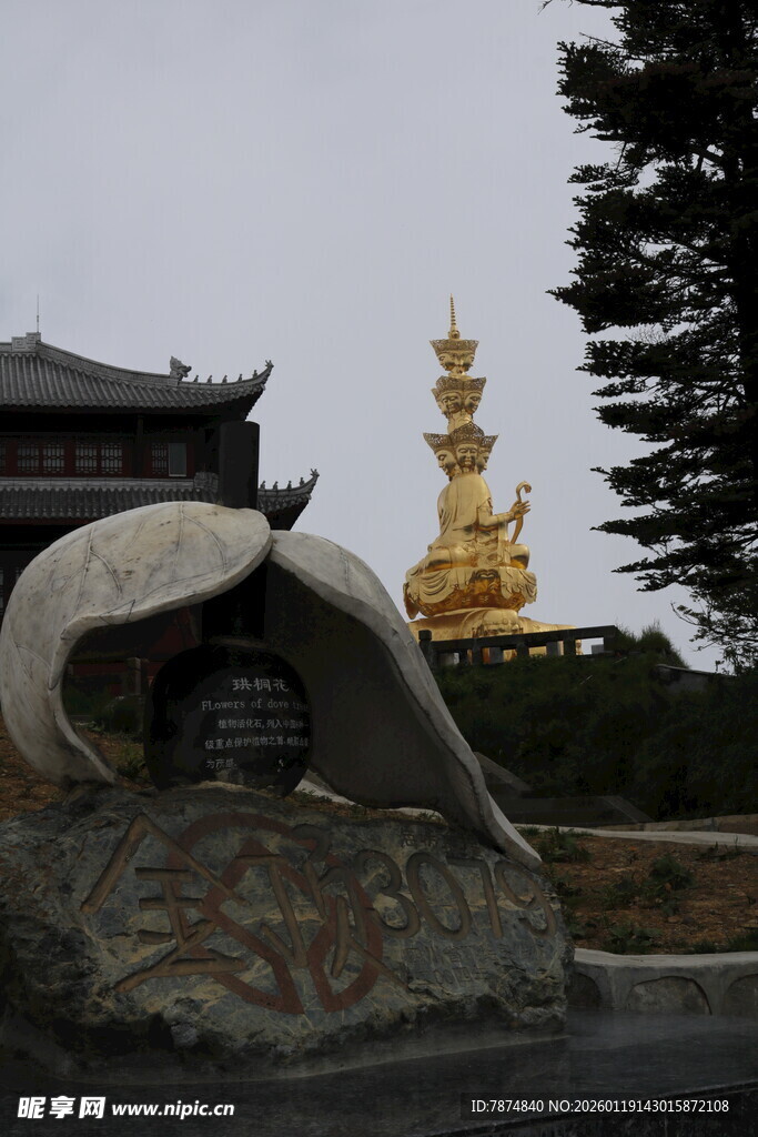 寺庙旁的独特雕塑与金塔