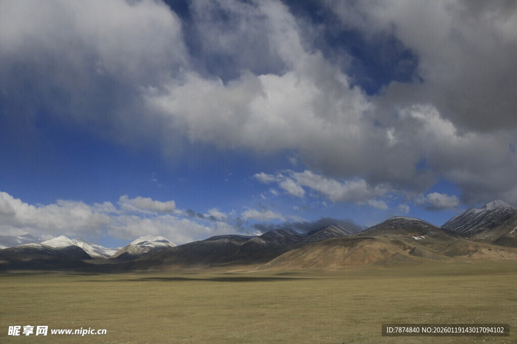 广袤草原与远处山峦风景