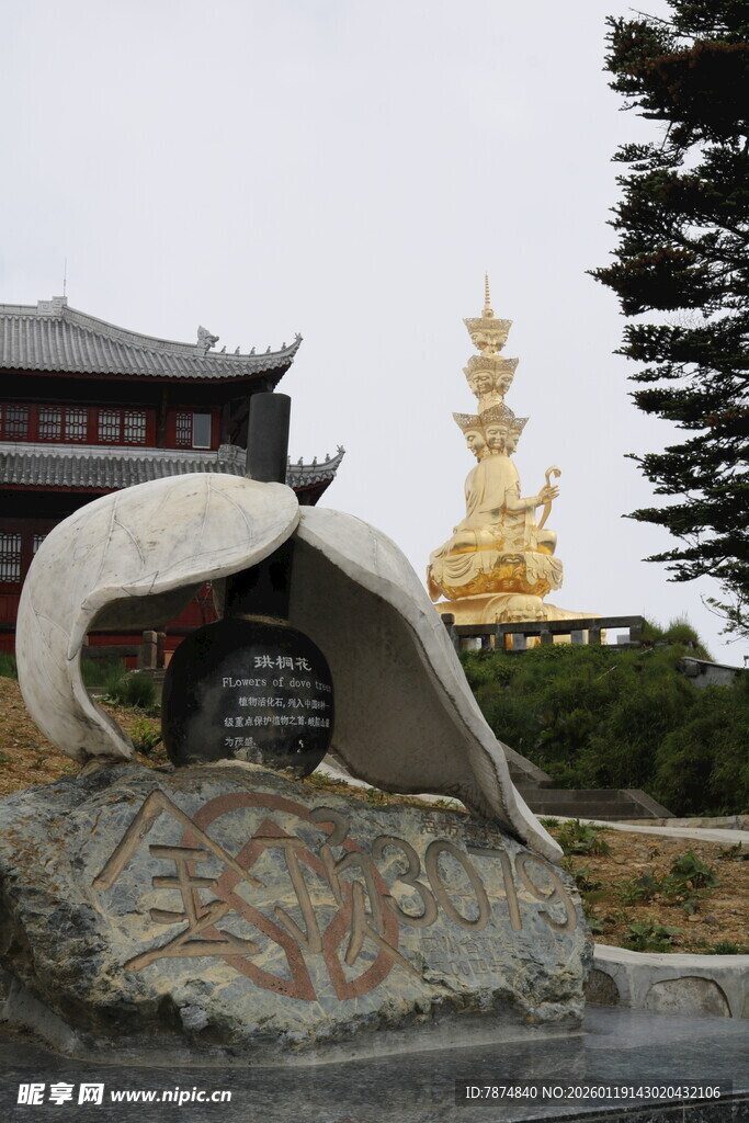 寺庙旁的特色景观雕塑