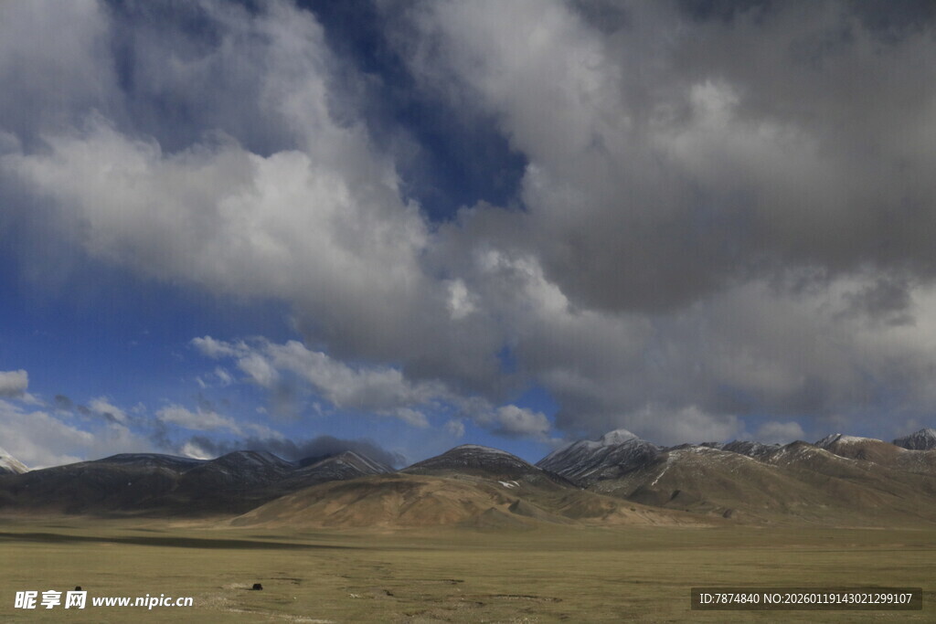 草原蓝天远山壮丽风光