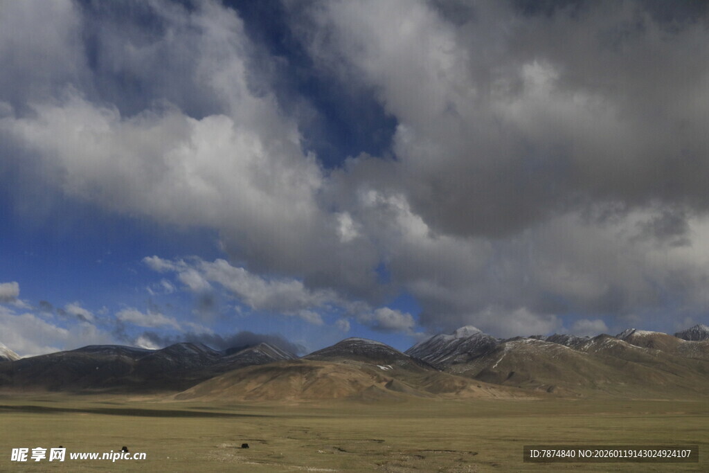 草原蓝天远山壮丽风光