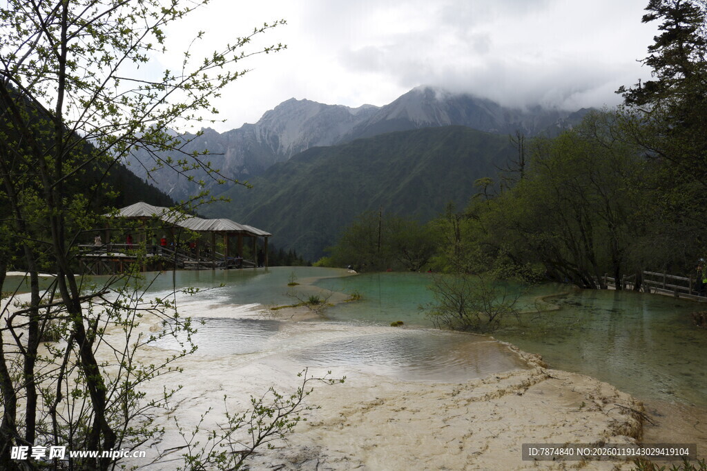 山间绿水畔的静谧景致
