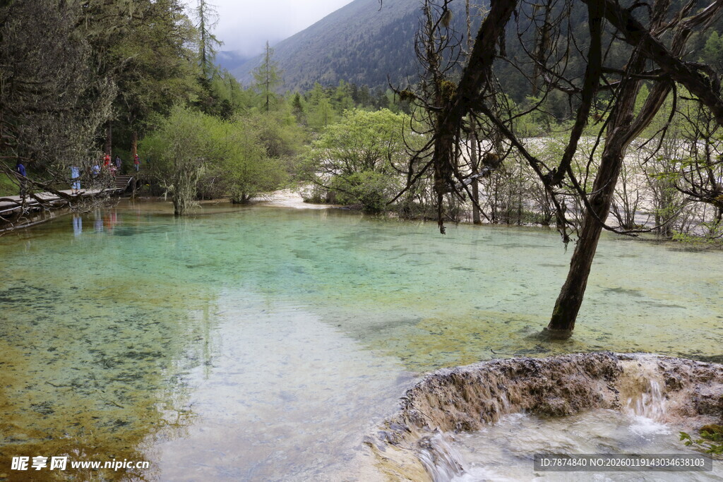 九寨沟绝美清澈湖水景观