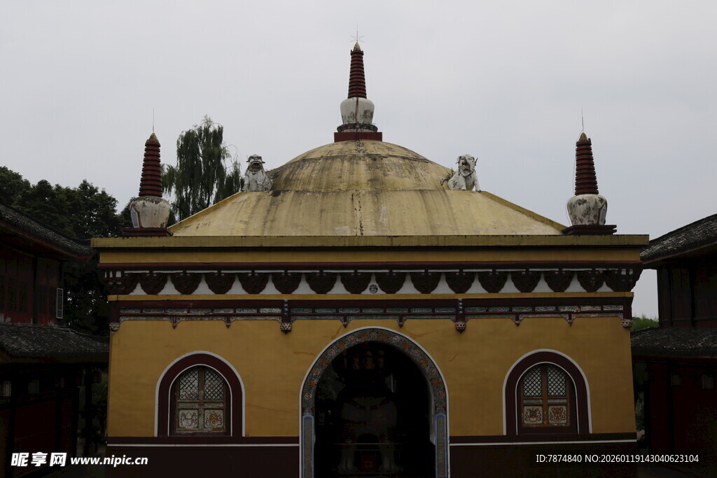 古老黄色建筑外观