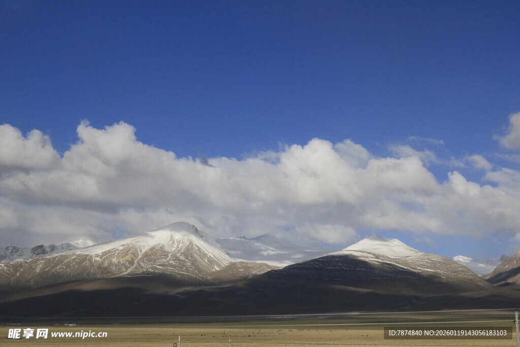 雪山蓝天草原壮美风光