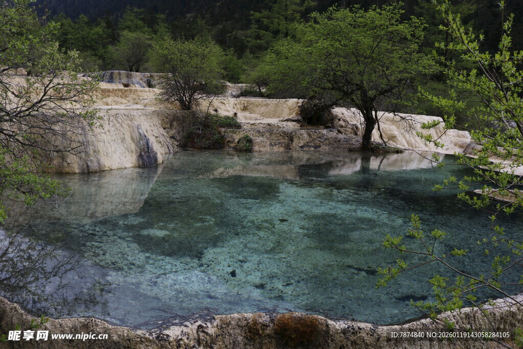 清澈幽潭 山间自然美景