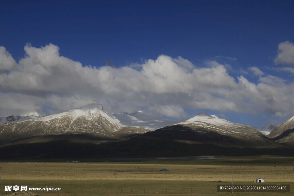 雪山草原蓝天壮美风光