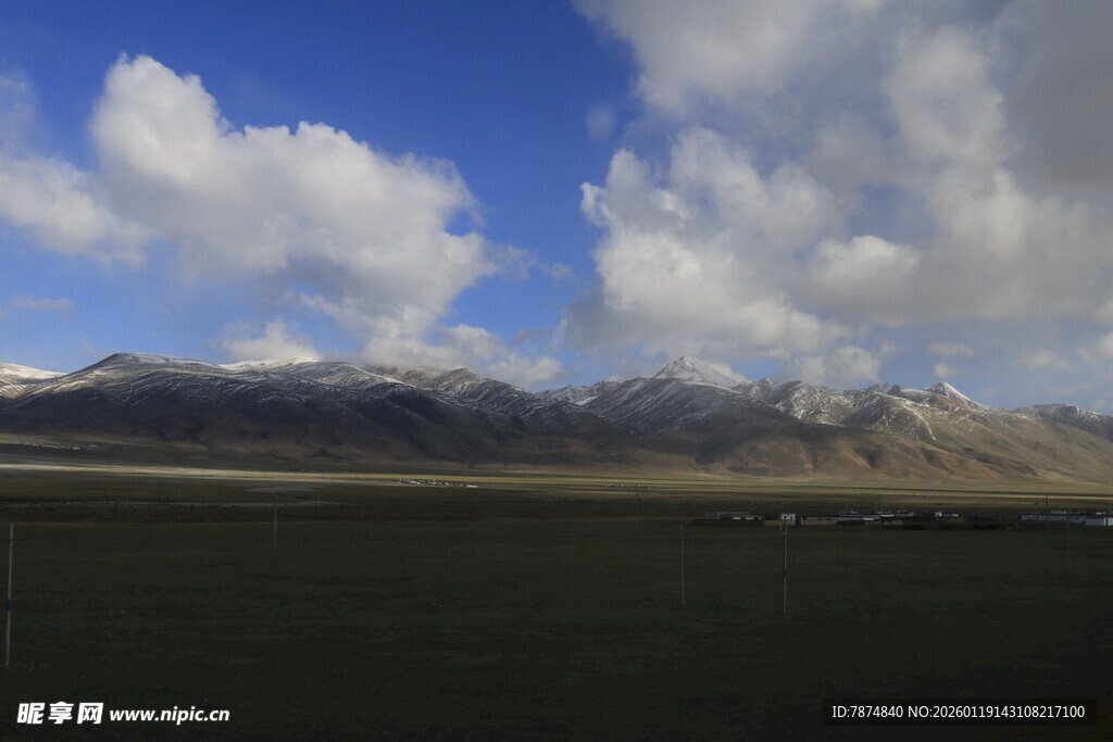 蓝天白云下的广袤原野