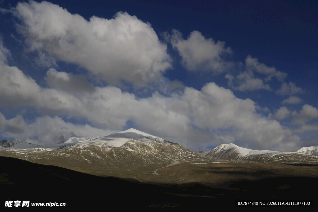 蓝天白云下的雪山景致