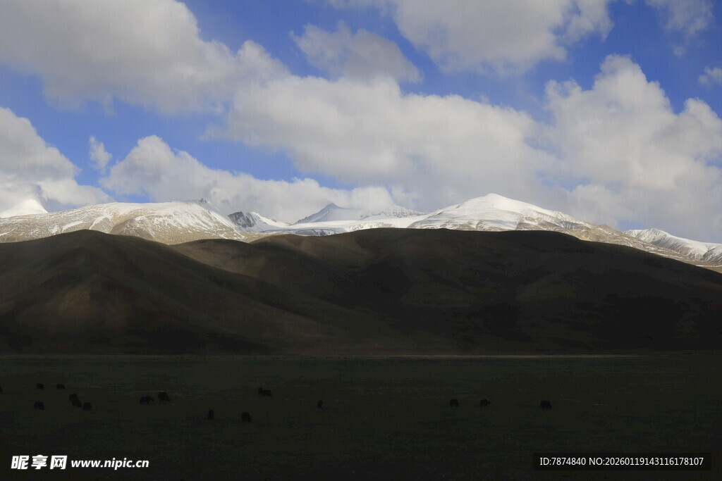 蓝天白云下的雪山远景