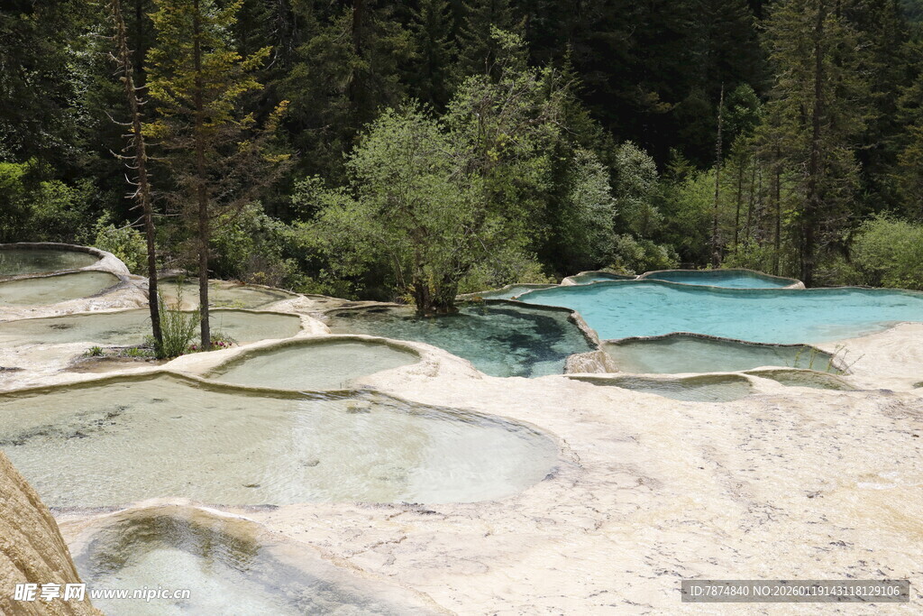 梦幻蓝白相间的天然泉池