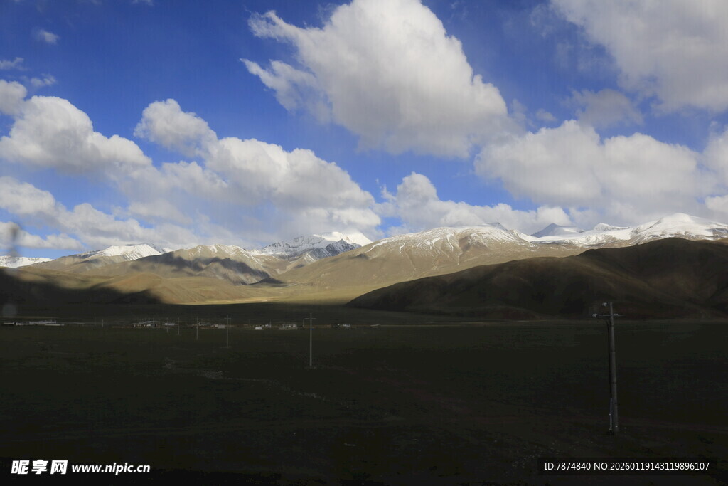 蓝天白云下的壮美山峦