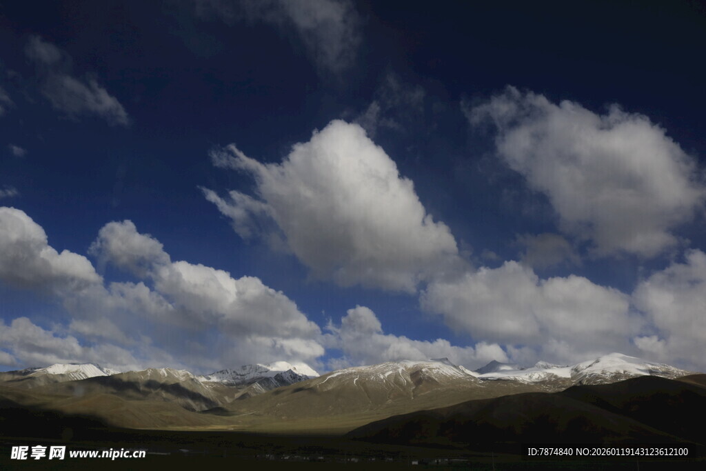 蓝天白云下的广袤原野