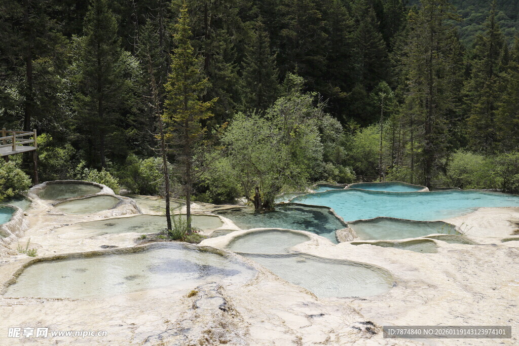 梦幻蓝白相间的山林湖泊
