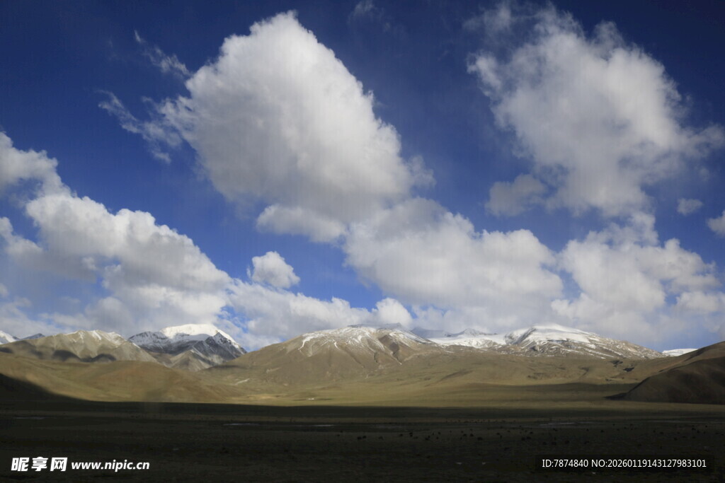 蓝天白云下的壮美高原风光