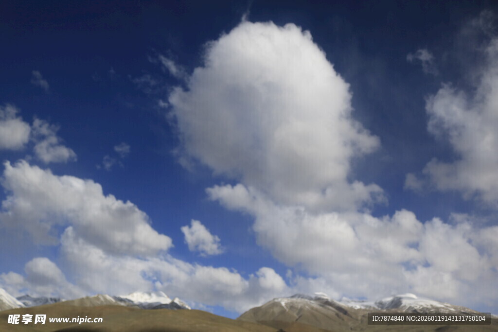 蓝天白云下的壮丽山景