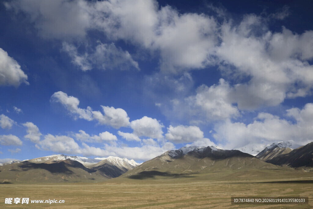 蓝天白云下的广袤高原