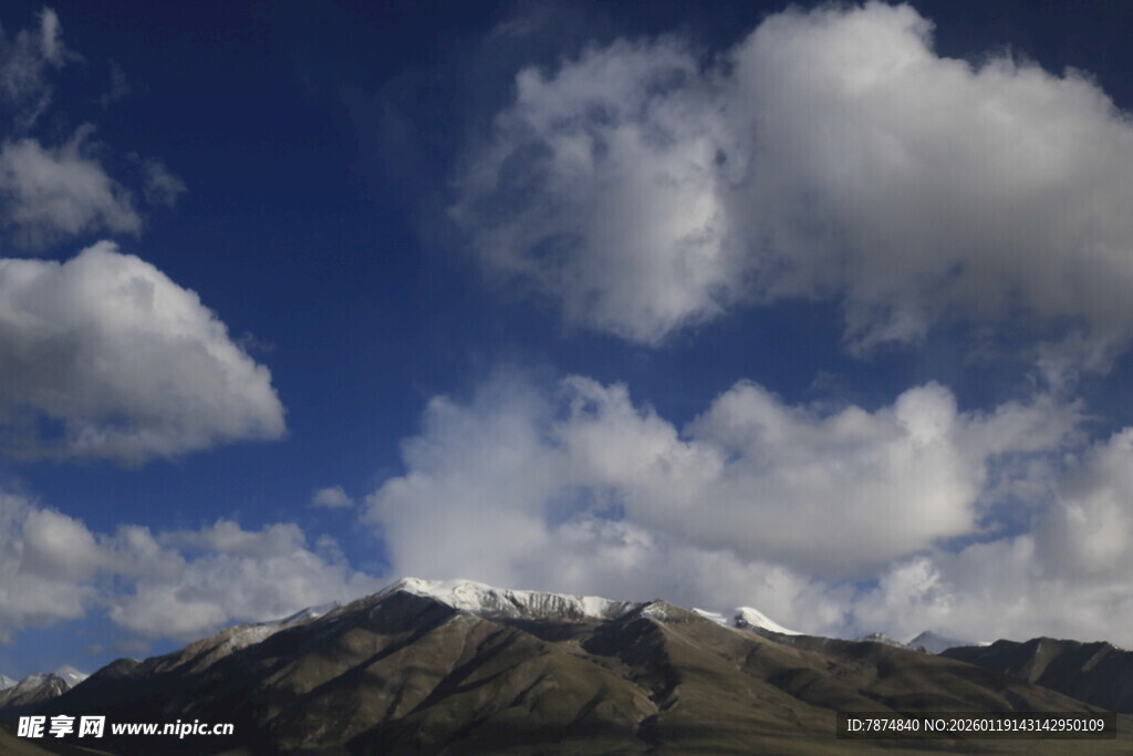 蓝天白云下的巍峨山脉