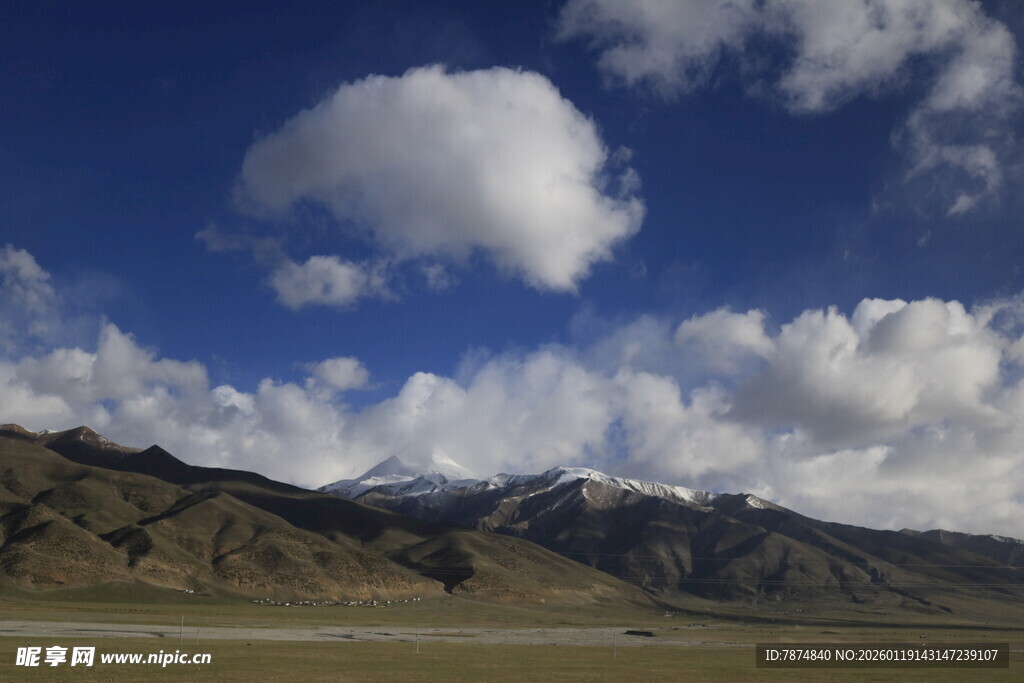 蓝天雪山下的广袤原野