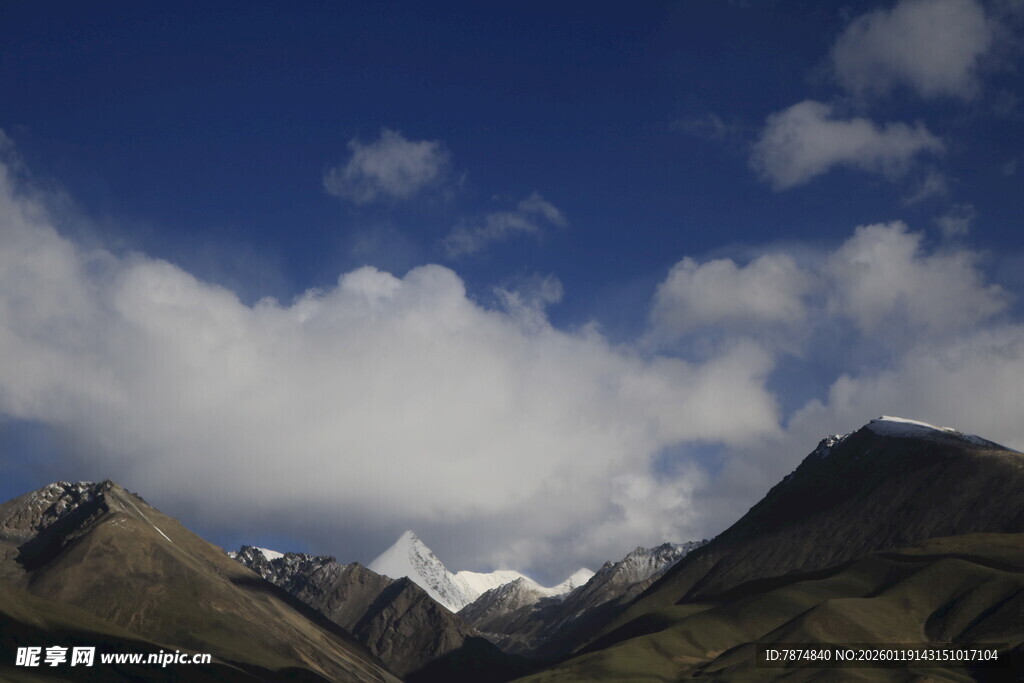 蓝天白云下的巍峨山脉