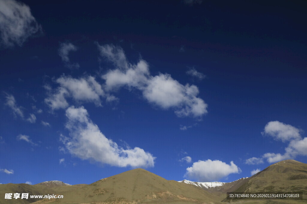 蓝天青山间的白云美景