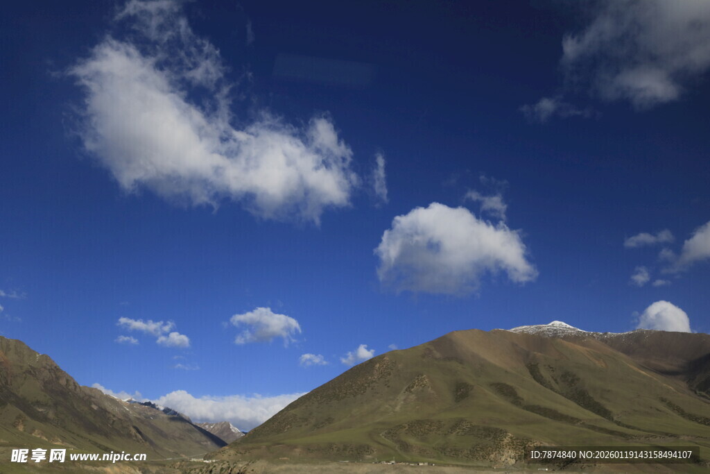 蓝天白云下的青山美景