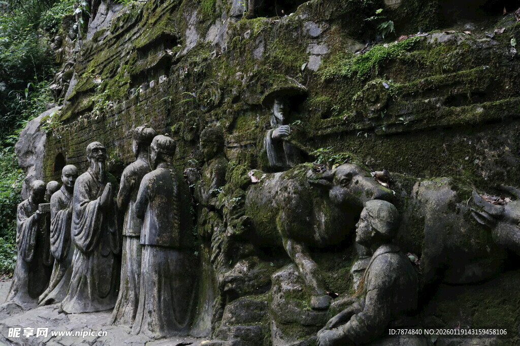 岩壁上的精美古代雕像