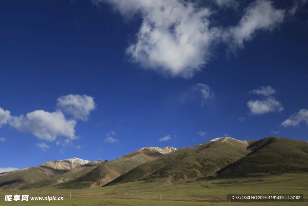 蓝天白云下的壮美山峦