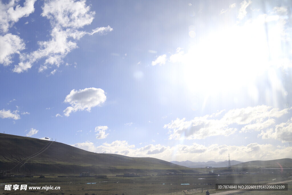 阳光照耀下的山峦与蓝天