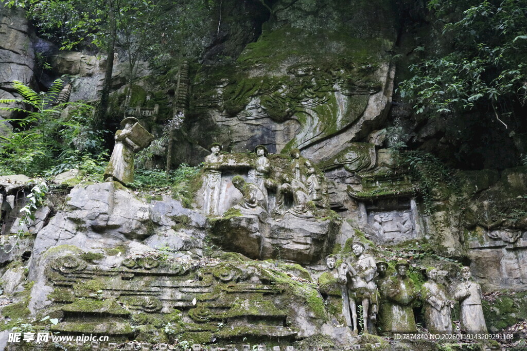 山间嶙峋怪石与繁茂植被