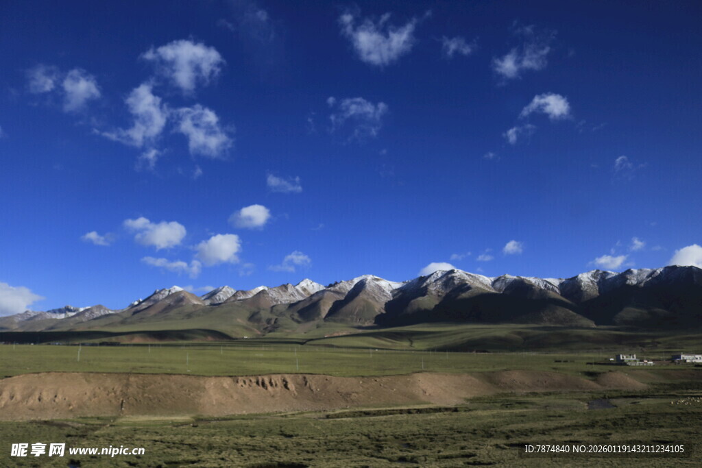 蓝天白云下的壮美山脉