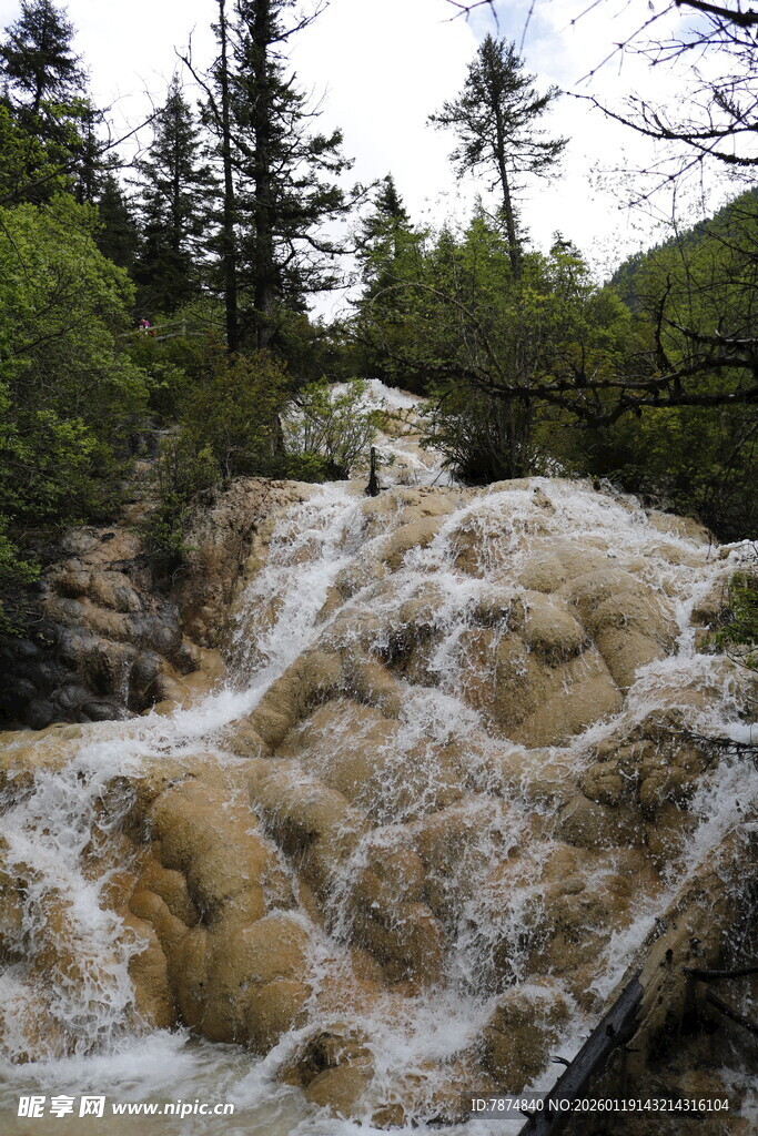 山间湍急溪流瀑布景观
