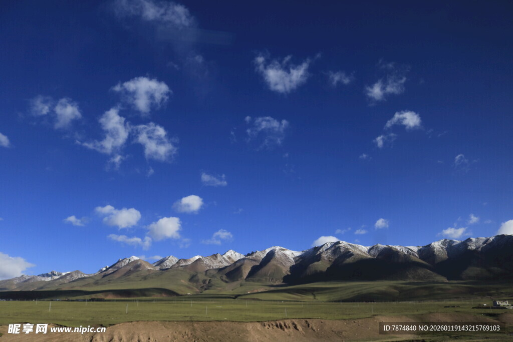 壮丽雪山与蓝天草原美景
