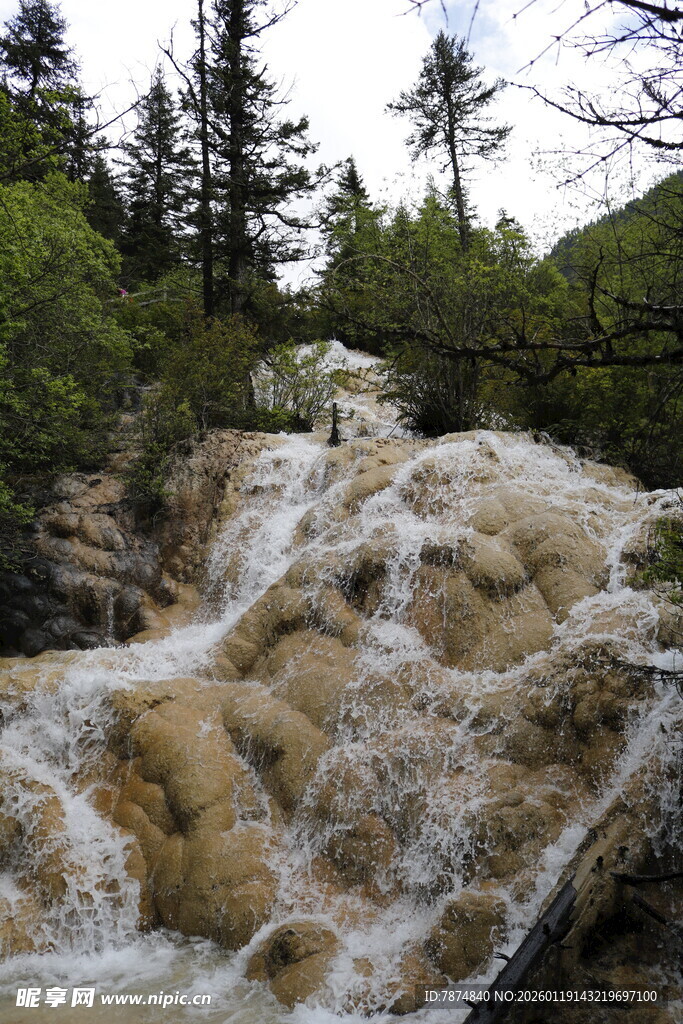 山间湍急溪流瀑布景观