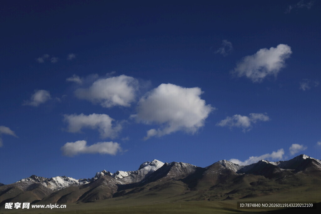 蓝天白云下的壮丽雪山