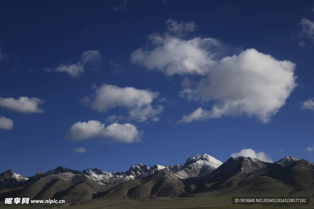 蓝天白云下的巍峨雪山