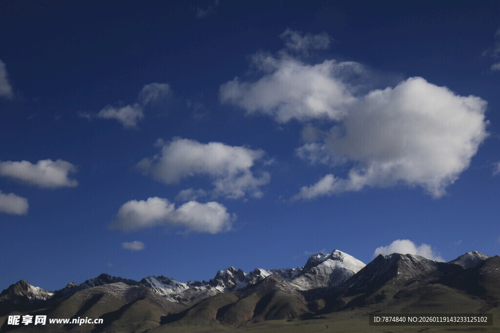 蓝天白云下的壮丽雪山