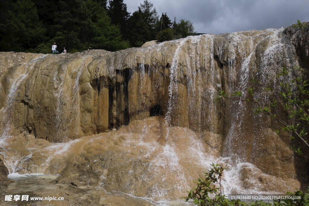 壮观的山间瀑布景观