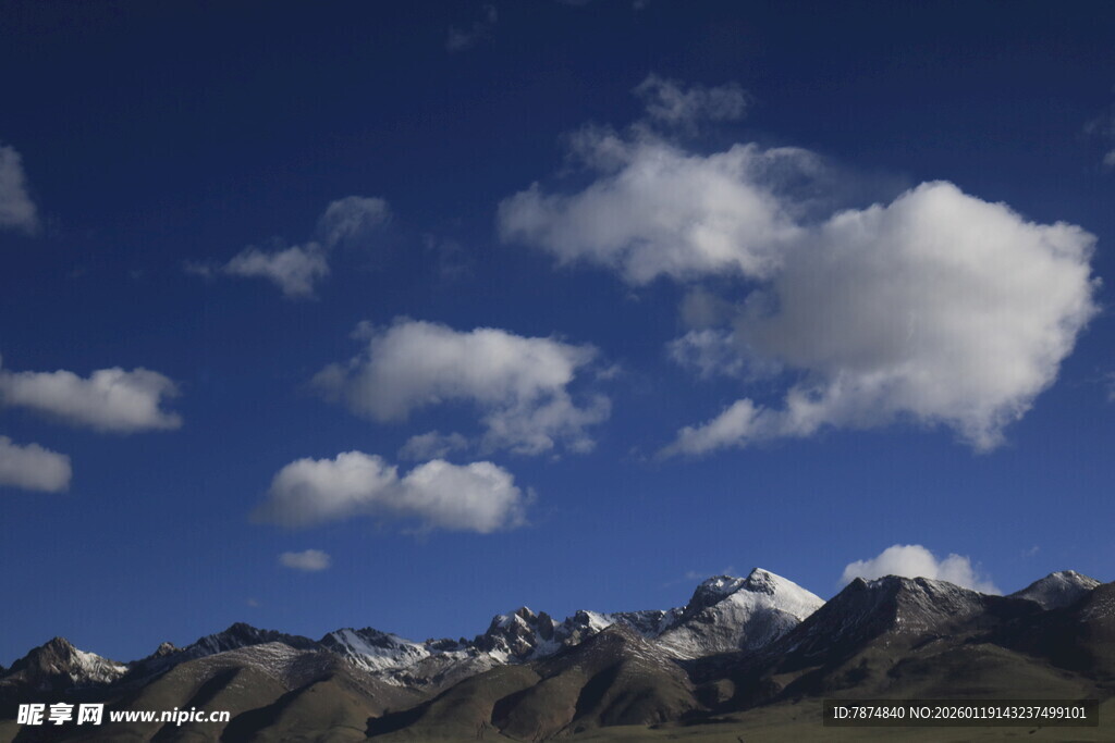 蓝天白云下的巍峨雪山