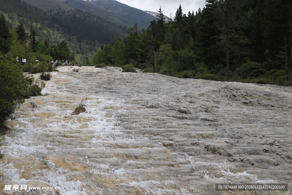 湍急浑浊的山间河流