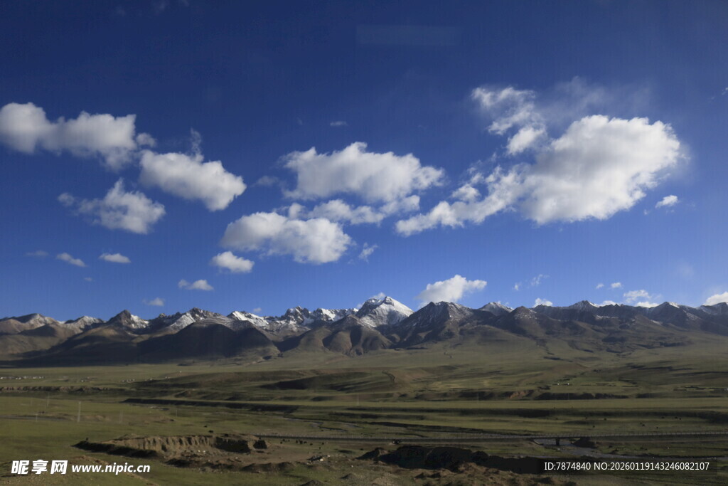 蓝天白云下的壮美山脉