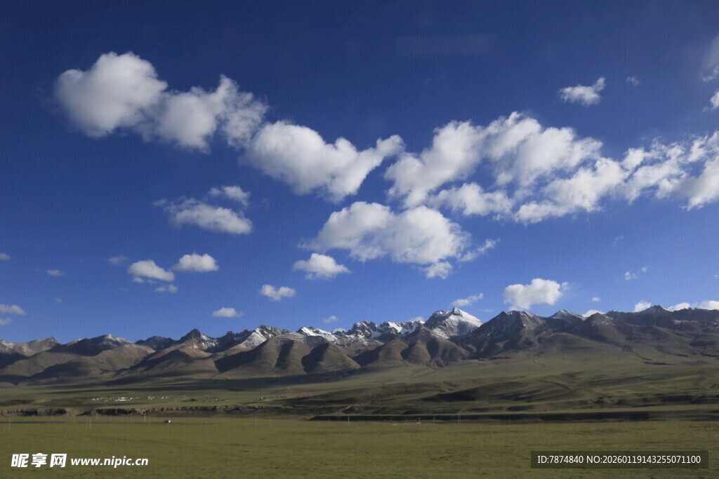 草原雪山蓝天美景