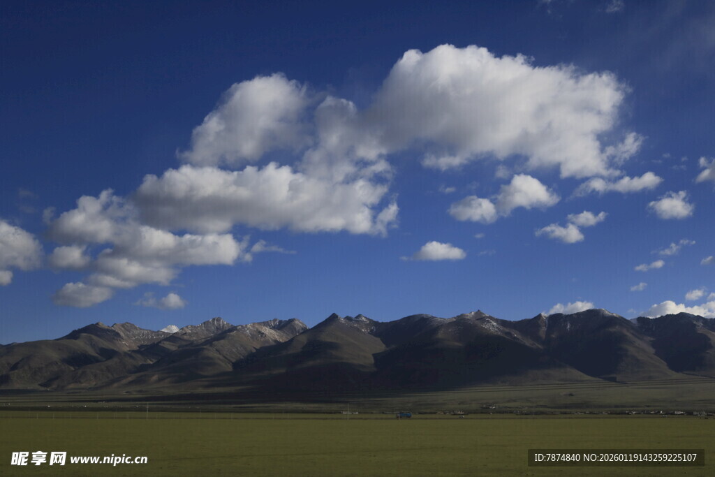 蓝天草原上的巍峨山脉