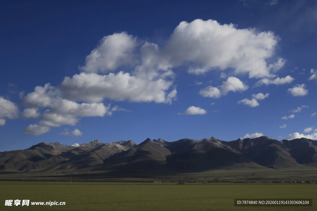 草原蓝天远山风景图