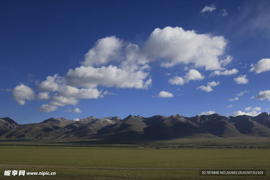 草原蓝天山脉壮丽风光